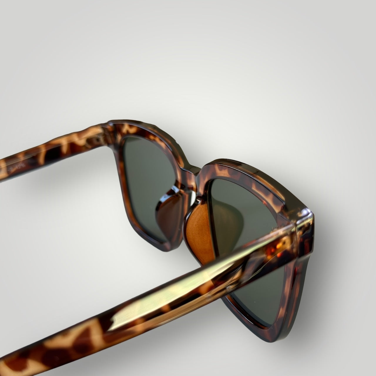 [Photochromic Lens] Wide Square Sunglasses