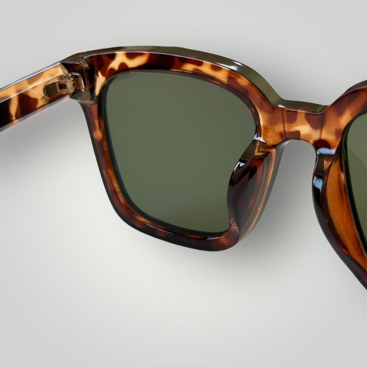 [Photochromic Lens] Wide Square Sunglasses