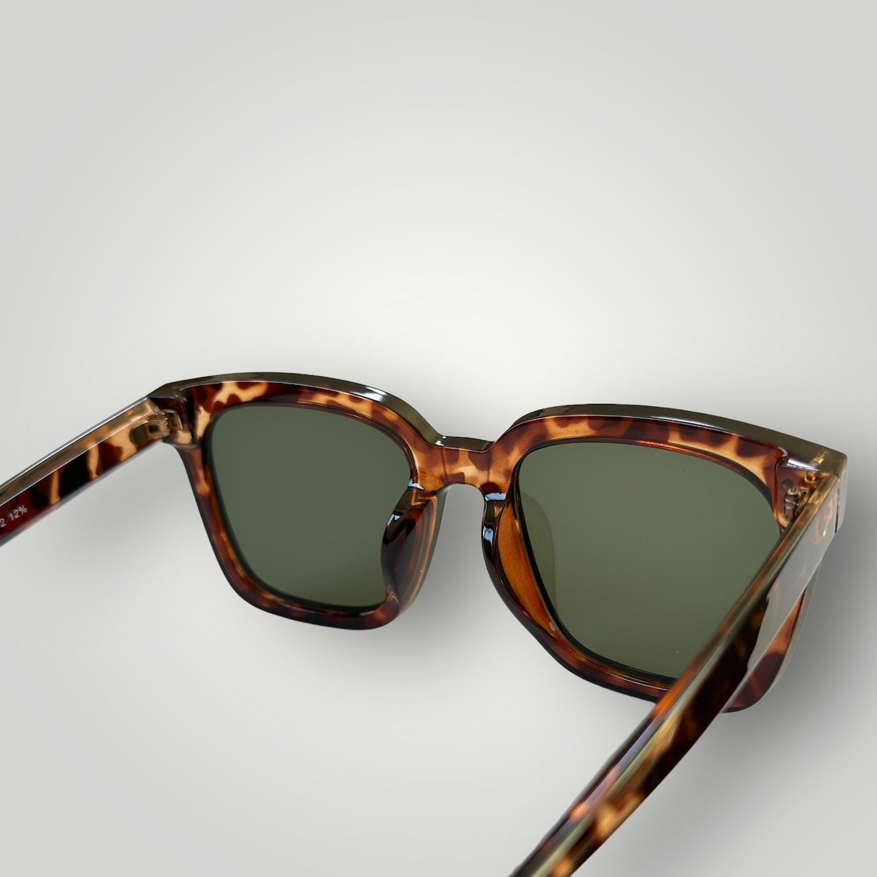 [Photochromic Lens] Wide Square Sunglasses